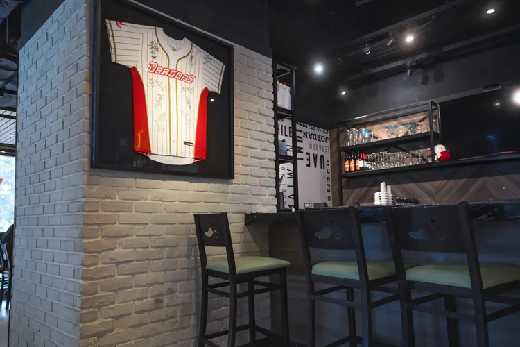 簽名球衣展示陳列，打造味全龍聯名用餐空間，讓球迷近距離感受應援氛圍。Chili’s提供
