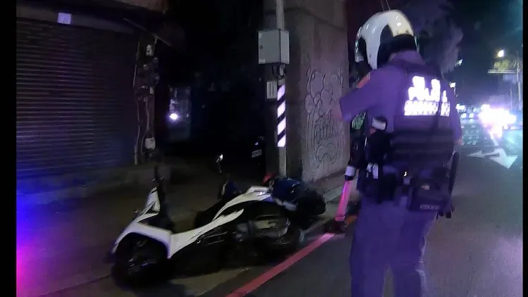 警方攔查。桃園警分局提供