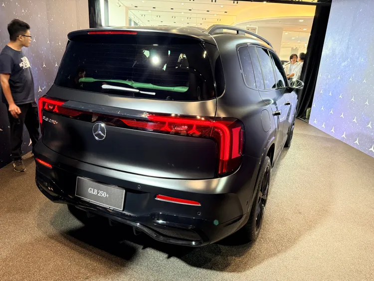 採用新世代 MMA 平台打造，全新 GLB 結合 SUV 粗獷造型與靈活空間機能，鎖定家庭與戶外休旅買家。