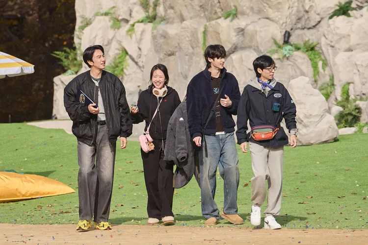 李光洙（左起）、池睿恩、邊佑錫、劉在錫都因《劉在錫的民宿法則》，角逐綜藝男女藝人、綜藝男新人獎。Netflix提供