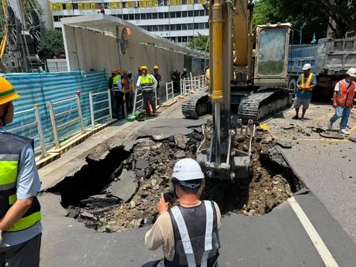 敦化北路現天坑！蔣萬安親坐鎮　鄰近建商勒令停工