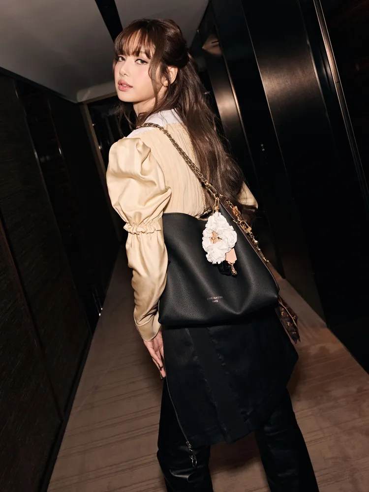 Lisa背上LV Multipass手袋。品牌提供