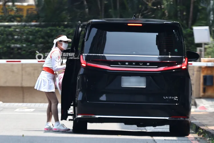 2026/4/11，謝女停好車後，在松德路停車場上郭董保母車。特勤中心攝