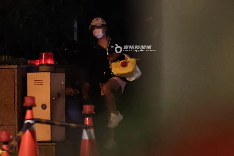 2026/6/20，謝女從「信義富邦」後門溜走，來不及叫車，在路邊等車被蚊子叮抓癢。特勤中心攝