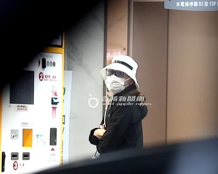 2026/4/29，謝女變裝開賓士老車到SOGO百貨忠孝館停車場血拼。特勤中心攝