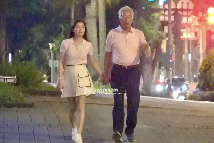 2026/6/22，郭台銘（右）牽著曾馨瑩去國父紀念館散步約會，一路走了2.3公里回新家。特勤中心攝