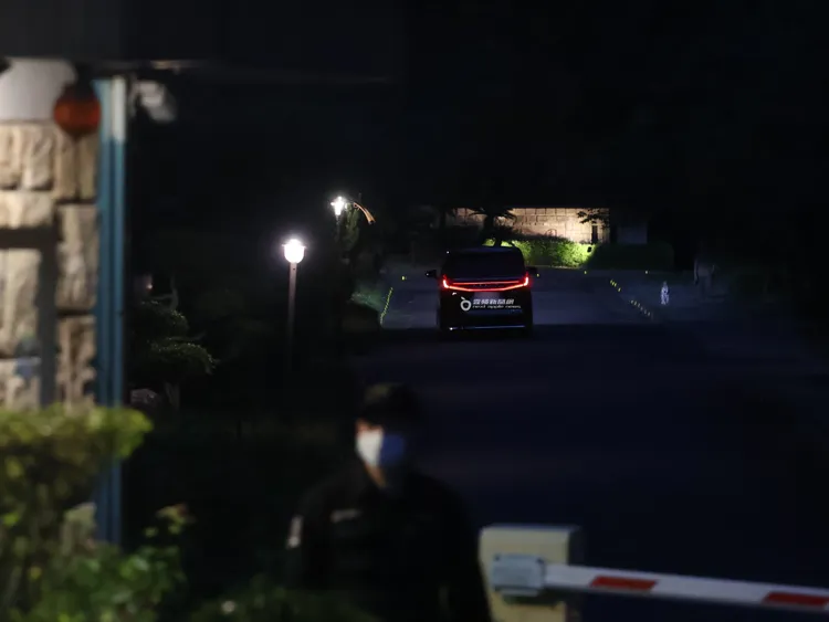 2026/4/26，郭董保母車載謝女進入大溪山莊老家密會1小時。特勤中心攝