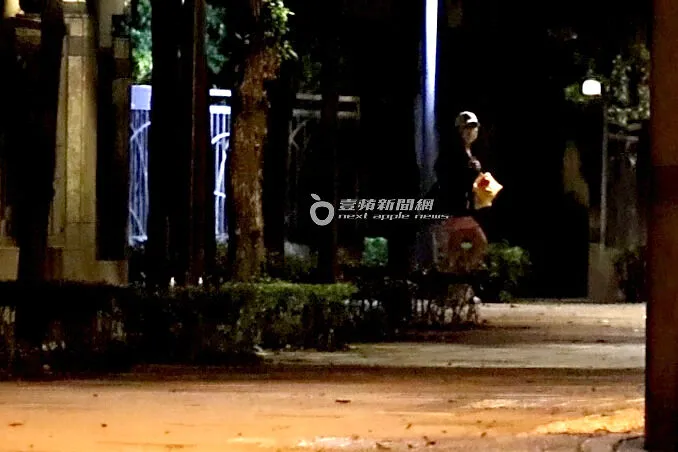 2026/6/20，謝女走郭董的「信義富邦」家後門溜走落荒而逃。特勤中心攝