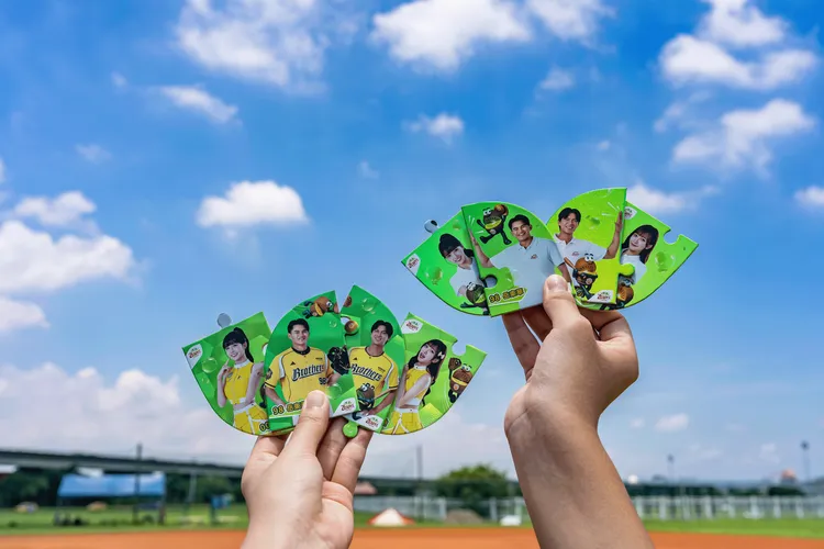 隨盒附贈造型球員卡「Zespri 營養應援拼圖卡」共推出「常規款」（左）與「珍藏閃耀款」（右）兩種版本。業者提供