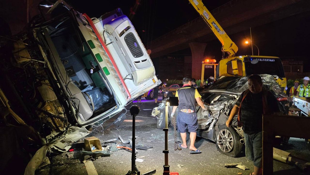 國1桃園路段4車事故!24噸大貨車側翻壓扁轎車 1乘客一度受困