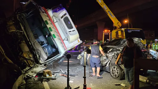 國1桃園路段4車事故！24噸大貨車側翻壓扁轎車　1乘客一度受困