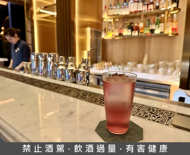 酒吧內主打12款台中特色調酒，以紅葉谷溫泉等景點發想。莊偉祺攝