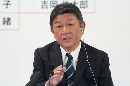 舉起的拳頭放下了？中日外長互動陷羅生門　他分析尷尬真相
