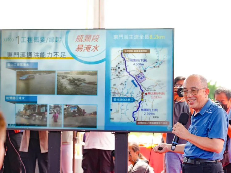 水利局宋德仁局長向與會貴賓簡報說明「東門溪排水改善暨鳳鳴滯洪池」工程完工所帶來改善長年積淹水問題。水利局提供