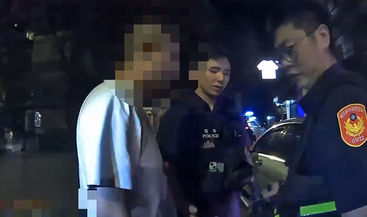 賓士深夜停路邊太可疑 警到場查獲喪屍煙彈