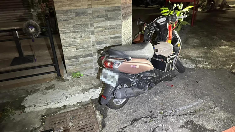 馮姓女騎士路口搶快，與賓士休旅車發生擦撞，小腿骨折受傷送醫。民眾提供