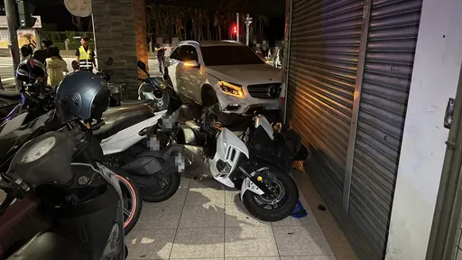 女騎士路口疑搶快　賓士車擦撞失控衝騎樓　小腿骨折送醫救治　