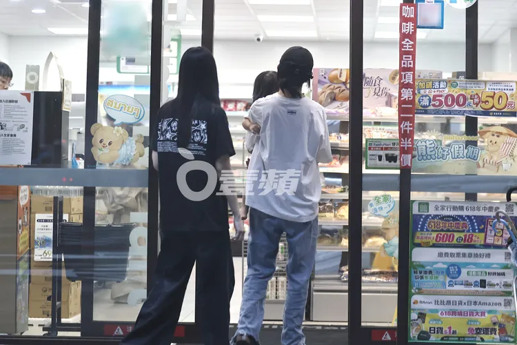李千娜一家人走進全家超商補給。特勤中心攝