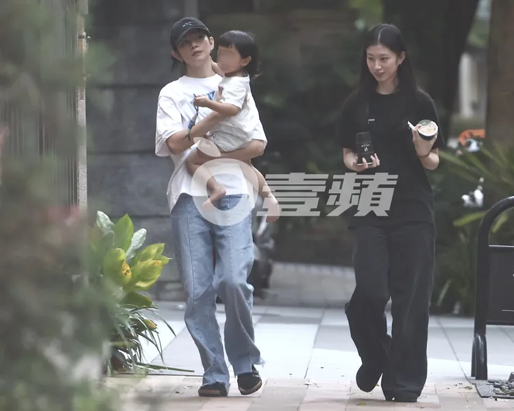 李千娜（左）和女兒、兒子一起散步，母女看起來像姊妹花。特勤中心攝
