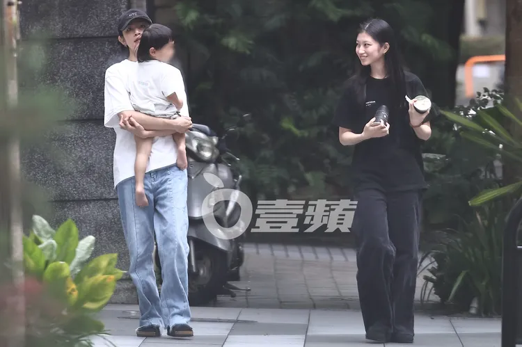 顧穎（右）復刻李千娜甜美外貌，笑著逗弄Yellow。特勤中心攝