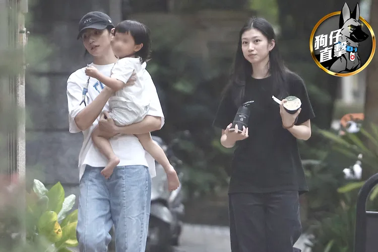 李千娜（左）一路把小兒子抱緊處理，女兒顧穎幫拿飲料。特勤中心攝
