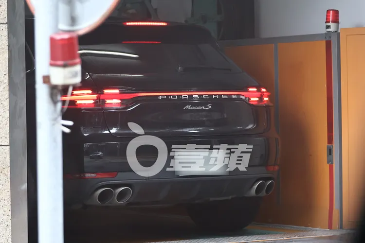 李千娜獨自駕駛保時捷休旅車回到南港。特勤中心攝