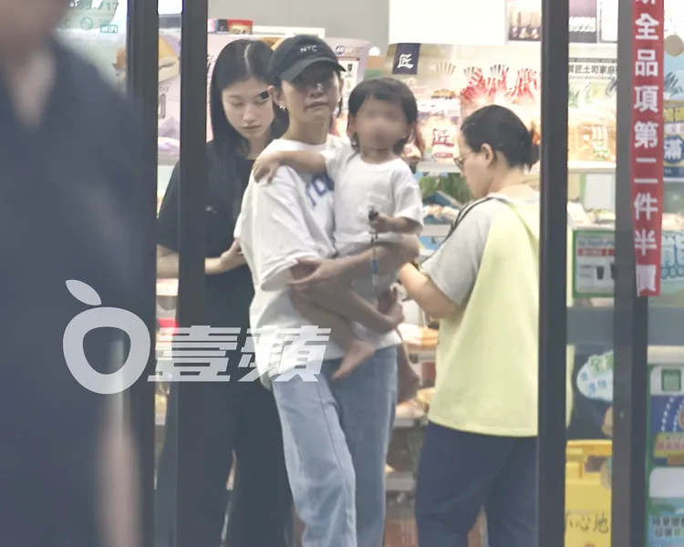 李千娜買完飲料從便利商店離開。特勤中心攝