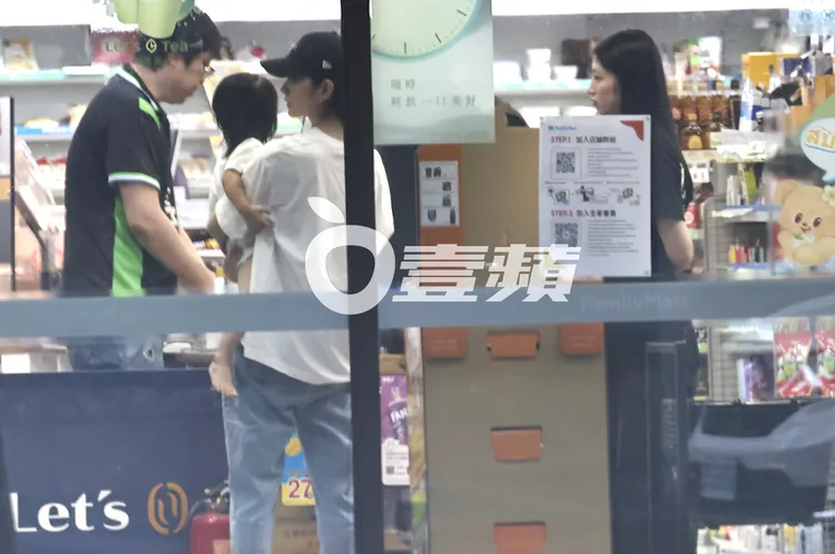 Yellow對周遭環境非常好奇，指來指去十分活潑，李千娜耐心聆聽童言童語。特勤中心攝