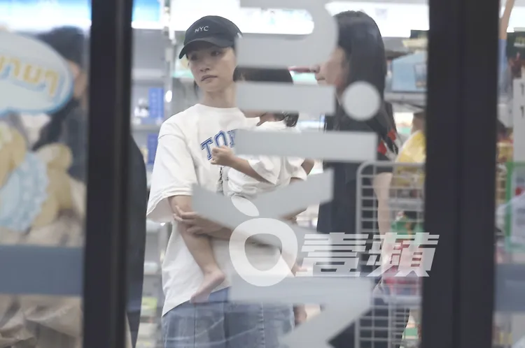 李千娜與家人站在便利商店櫃台旁等候現做飲品。特勤中心攝