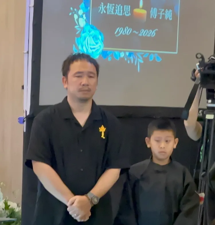 傅子純乾兒子游禮（右）和他的弟弟傅子寧一起站在家屬席。民視提供