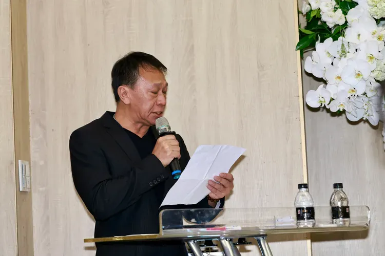 游安順擔任引言人哭到顫抖。民視提供