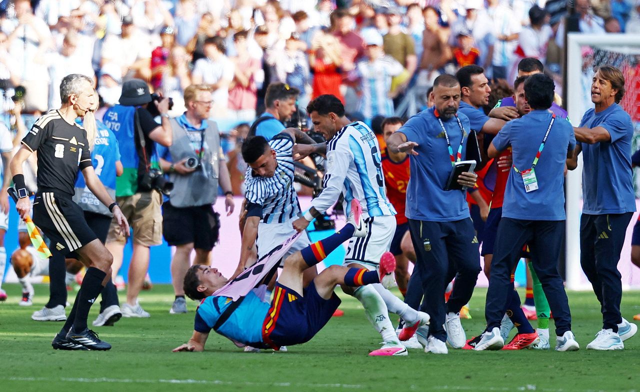 阿根廷輸球又失控!群毆、背對西班牙捧盃 FIFA出手調查