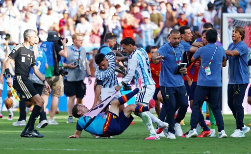 阿根廷輸球又失控！群毆、背對西班牙捧盃　FIFA出手調查