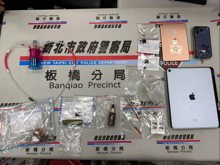 警方於屋內搜出大量毒品。翻攝畫面