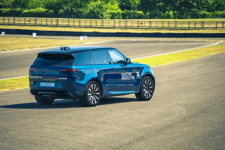 Range Rover Sport Electric 在 Goodwood 完成動態展示，展現純電性能與品牌一貫的越野實力。業者提供
