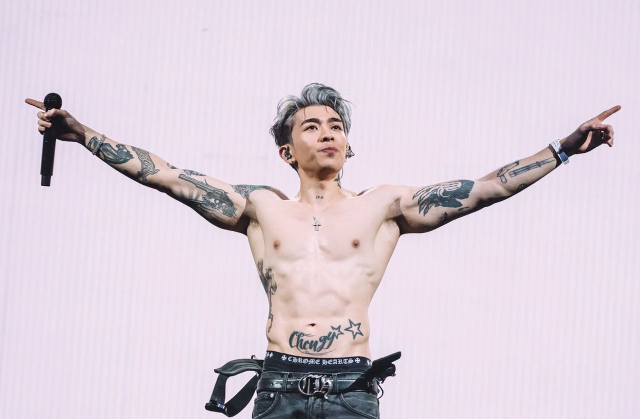 Tyson Yoshi婚後豁出去了! 跳進人海六塊肌任粉絲「上下其手」