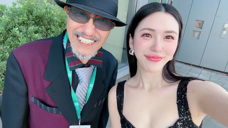 AV女優塩見彩與導演TOHJIRO多次會面。翻攝自塩見彩X