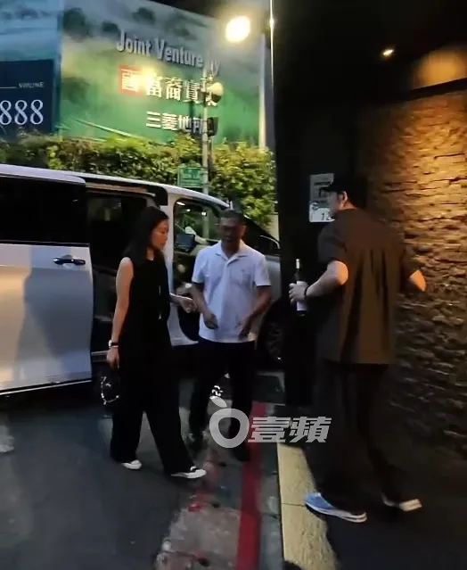 蕭敬騰（右）拿著2瓶酒，溫柔看著老婆Summer走近身邊。特勤中心攝