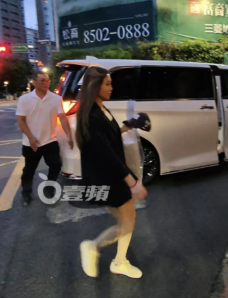 A-Lin小跑步跟蕭敬騰夫婦同時抵達赴約。特勤中心攝