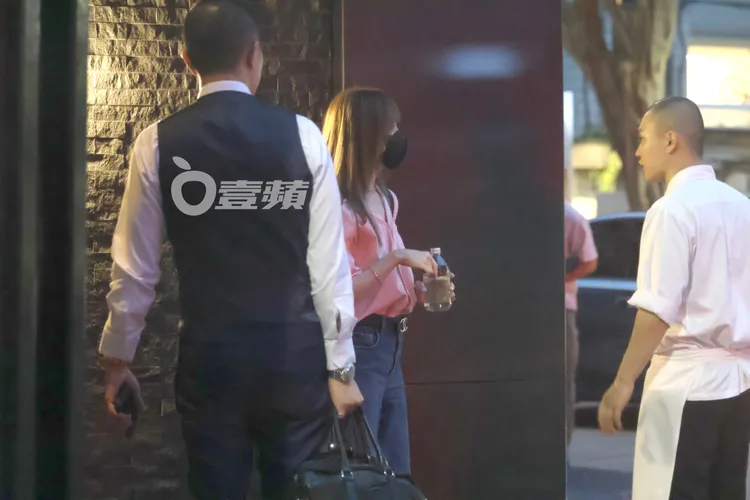 王心凌（中）以為人沒到齊又走出餐廳找人。特勤中心攝