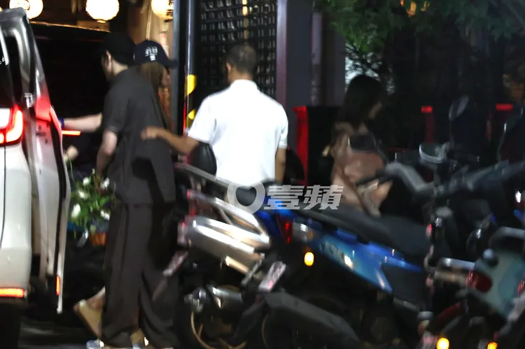 王心凌（右）和A-Lin搭乘蕭敬騰保母車抵達元鍋續攤。特勤中心攝