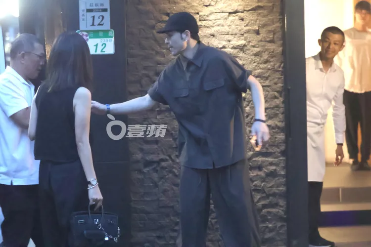 蕭敬騰從司機手上接過2瓶洋酒。特勤中心攝