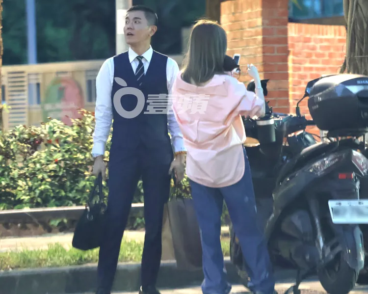 王心凌（右）隨手把售價7萬1000元的The Row包放機車上，拿出鏡子和口紅在路邊補妝。特勤中心攝