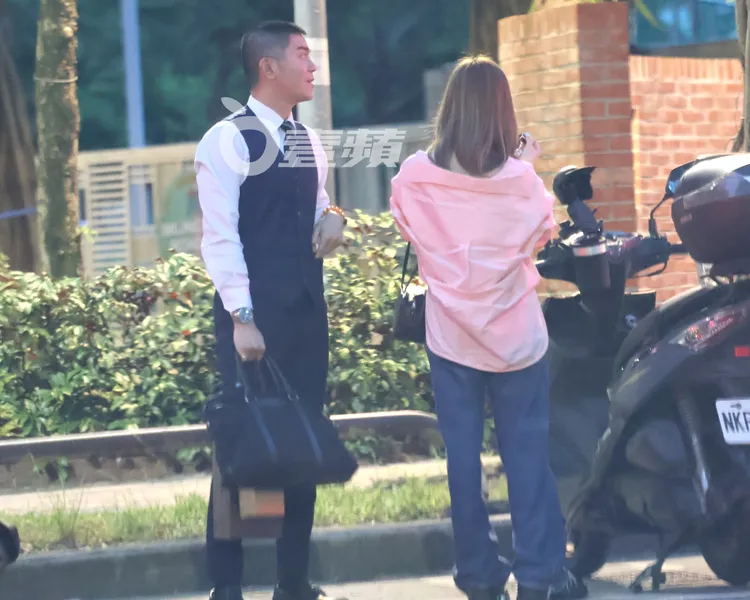 王心凌（右）與平頭男一起搭乘
尊榮Uber到「足立壽司」。特勤中心攝