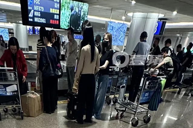 王心凌27日從中國返台，被《壹蘋》讀者目擊現身桃園機場入境等行李。讀者提供