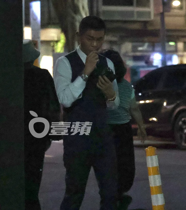 平頭男吃飯期間走到外面抽菸。特勤中心攝