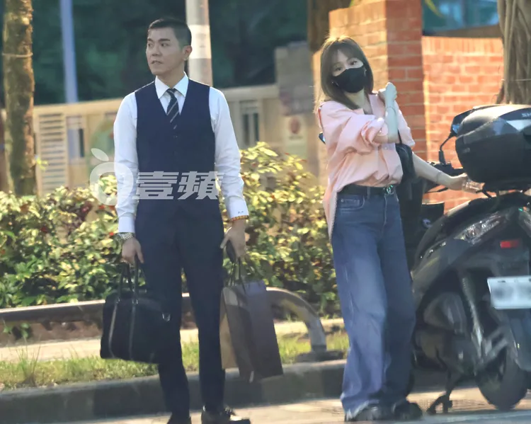 王心凌（右）補好妝載起口罩，和平頭男前往餐廳。特勤中心攝