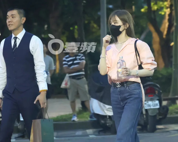 王心凌（右）自帶水瓶赴約。特勤中心攝