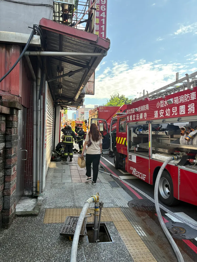 警消獲報到場佈水線搶救。消防局提供
