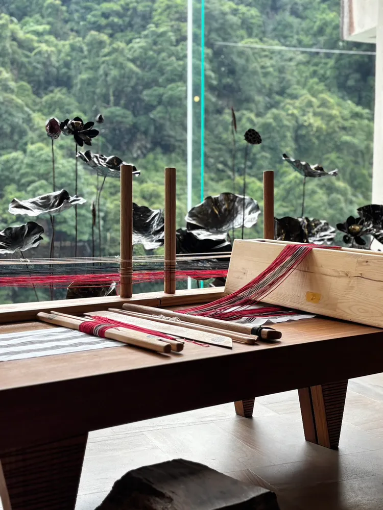 烏來泰雅民族博物館展示品，泰雅族的傳統織機（又稱之為「水平背帶式織布機」，一般簡稱為「地機」）、整經架。原民局提供
